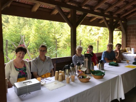 Verkauf von Kaffe und Kuchen am Waldgottesdienst 2018